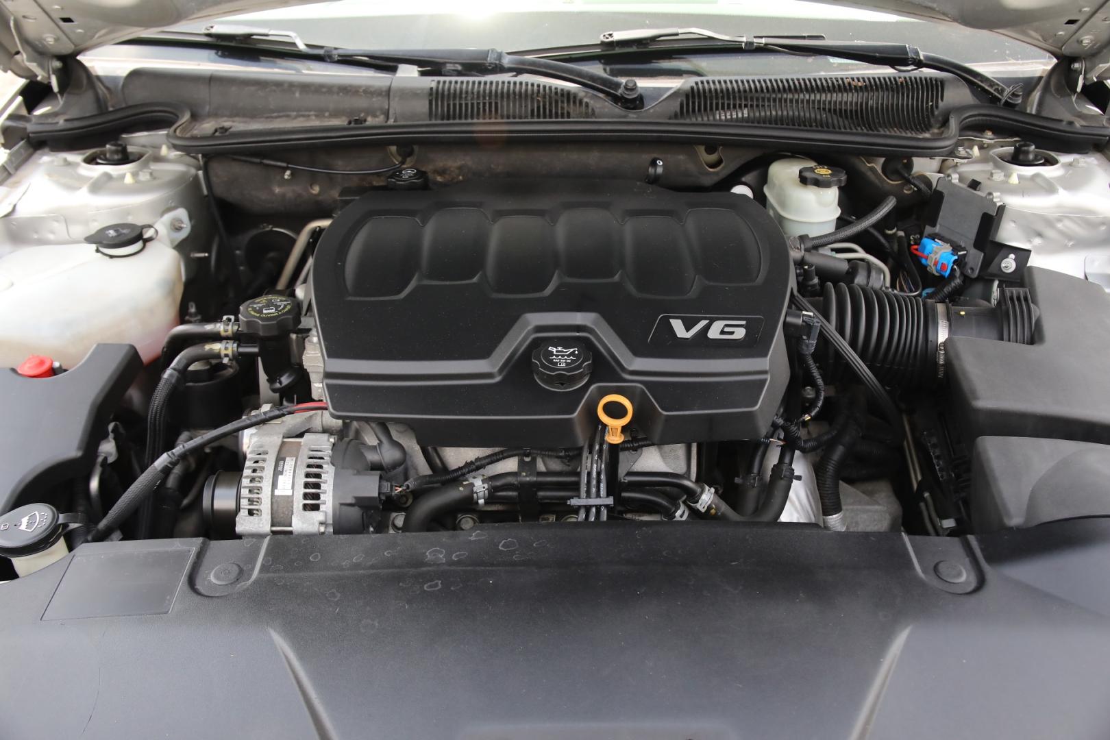 2011 SILVER BUICK LUCERNE CXL (1G4HC5EM1BU) with an 3.9L V6 OHV 12V engine, 4-SPEED AUTOMATIC transmission, located at 420 E. Kingsbury St., Seguin, TX, 78155, (830) 401-0495, 29.581060, -97.961647 - Photo#12